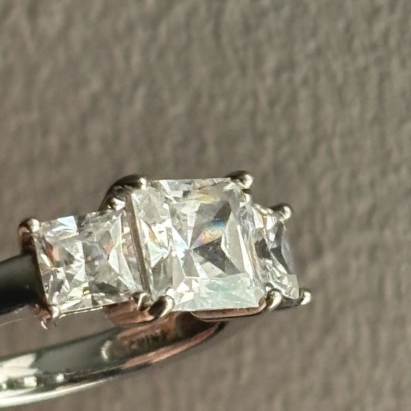 Sterling Silver Cubic Zirconia ring - Picture 4 of 9